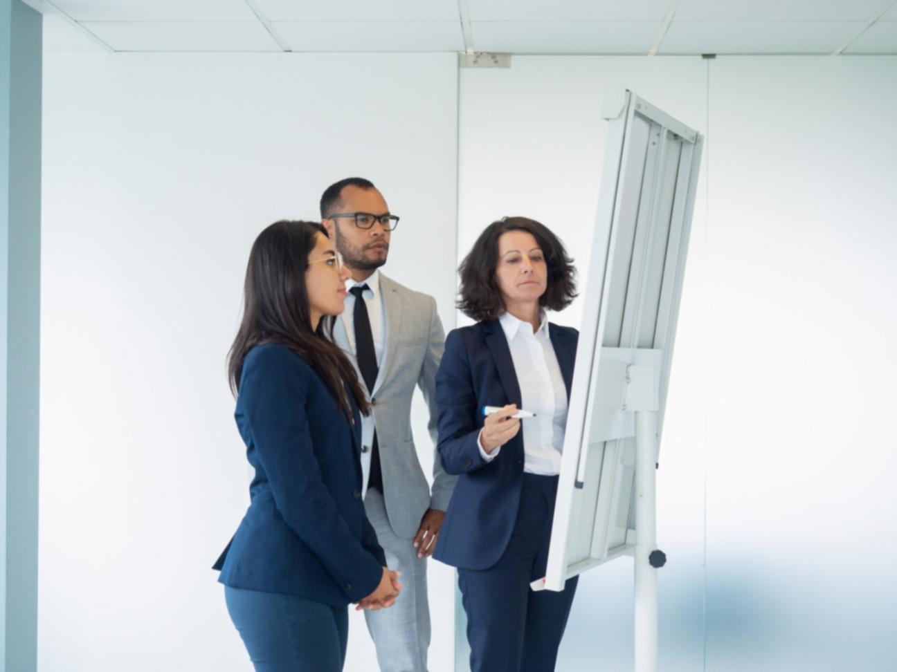 Personne analysant des graphiques financiers sur ordinateur